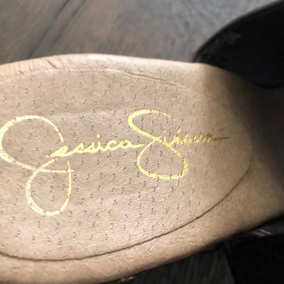 Brown with black around the ankle - Picture 4 of 4